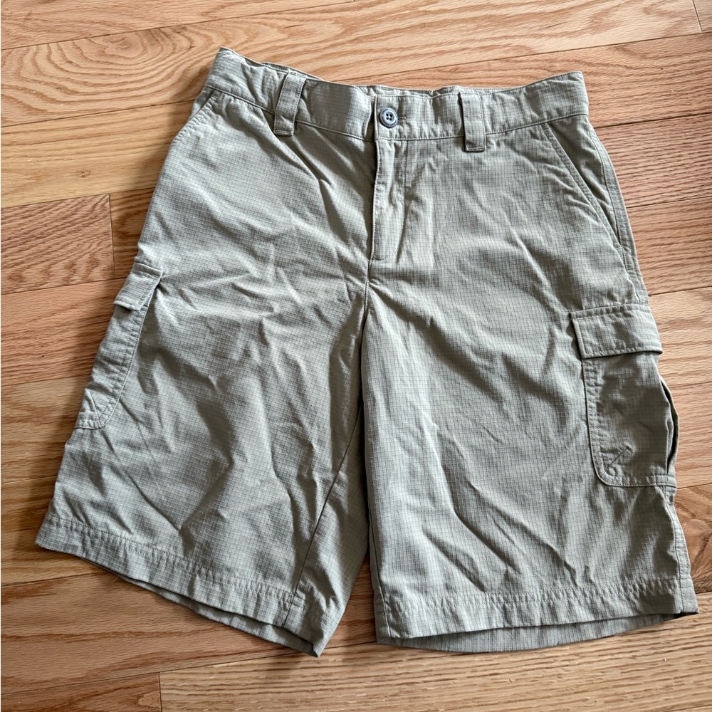 Under Armour khaki cargo shorts boys YL